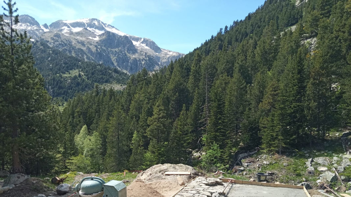 La plataforma en construcció, d’uns quatre per quatre metres, per a helicòpters d’emergències.