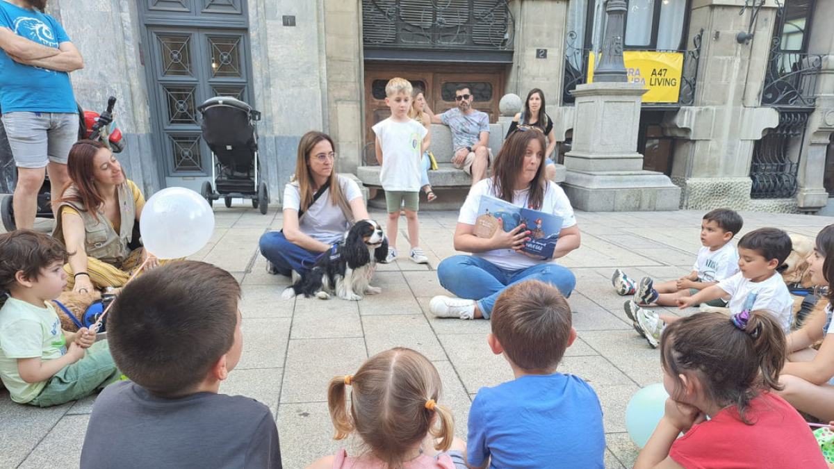 Los más pequeños escucharon un cuento sobre la acogida familiar ayer en la plaza Sant Francesc. - ASSOCIACIÓ DE FAMÍLIES ACOLLIDORES DE LLEIDA