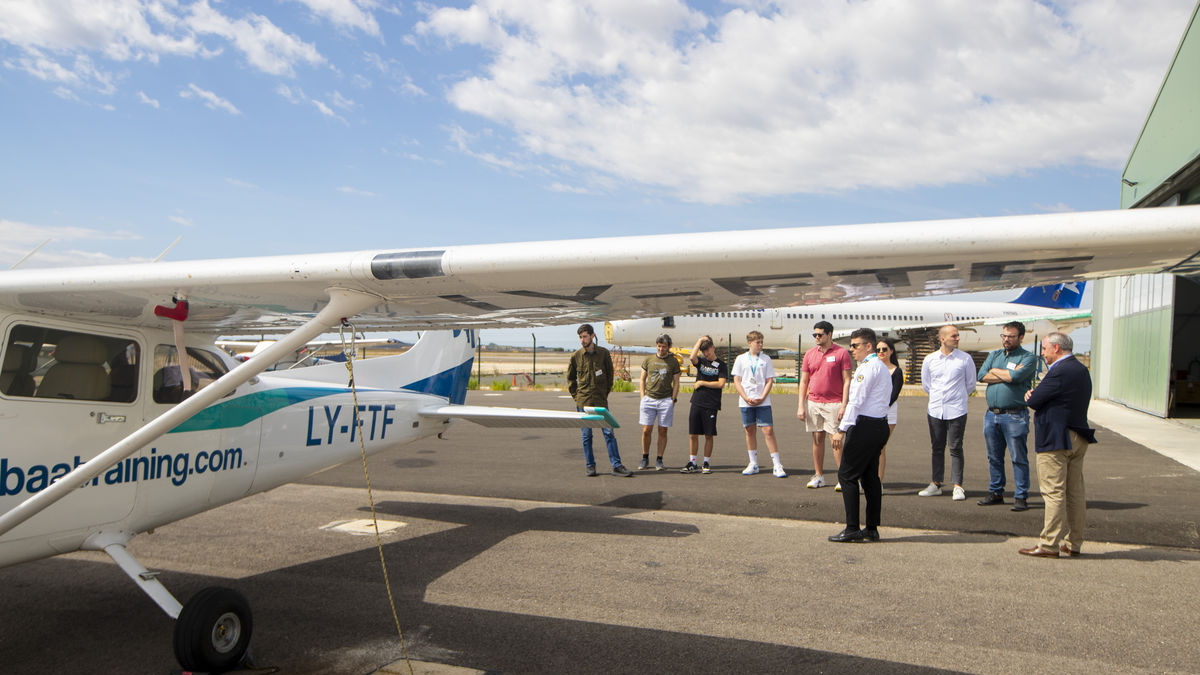 Participants en les jornades de portes obertes escolten les explicacions d’un futur pilot. - GERARD HOYAS