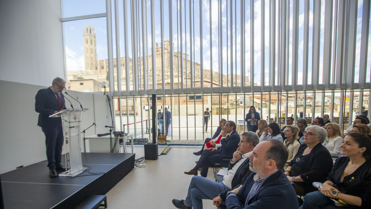 Inauguración institucional de la nueva sede del Morera, ayer en la sala de actos del museo, junto a la terraza con vistas a la Seu Vella. - GERARD HOYAS