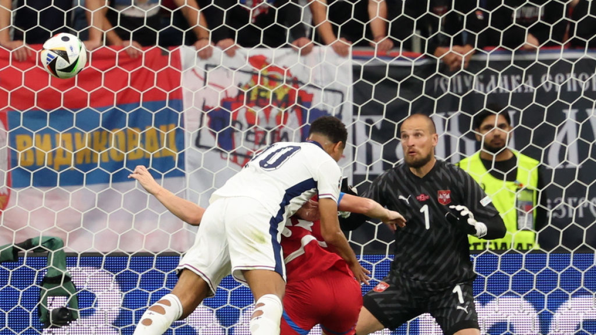 Jude Bellingham s’anticipa a un defensa serbi i marca l’únic gol del partit. - EFE/EPA/FRIEDEMANN VOGEL
