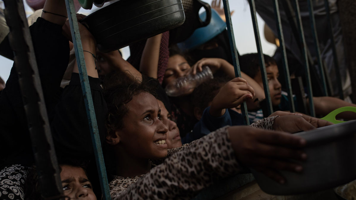 Desplaçats palestins a Gaza reben ajuda humanitària. - EFE