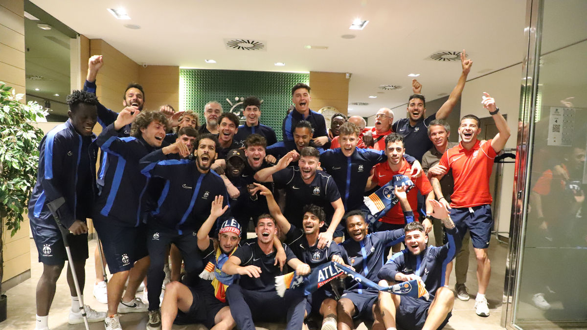 La plantilla de l’Atlètic Lleida va celebrar una festa per l’ascens, dissabte, al tornar a Lleida. - MAGDALENA ALTISENT