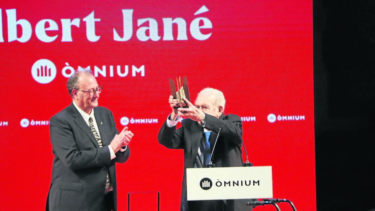 Albert Jané, ahir amb el premi, al costat de Xavier Antich. - ELI DON/ACN