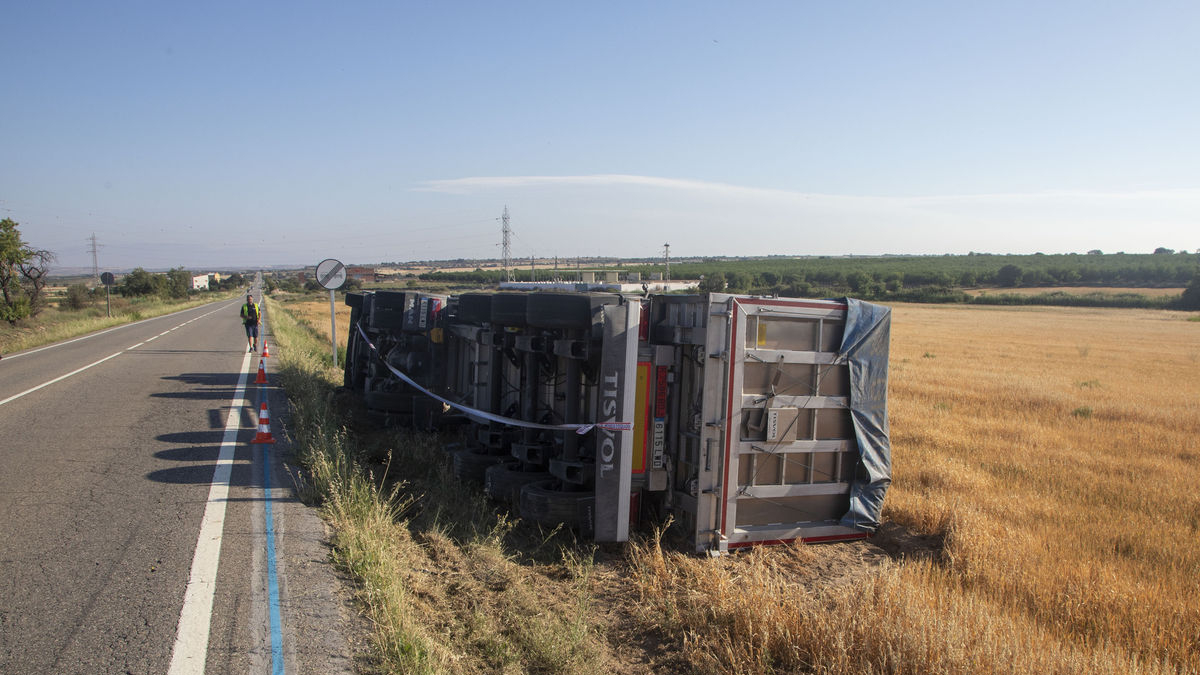 El camión volcó en la C-14 entre Tàrrega y Altet. - LAIA PEDRÓS