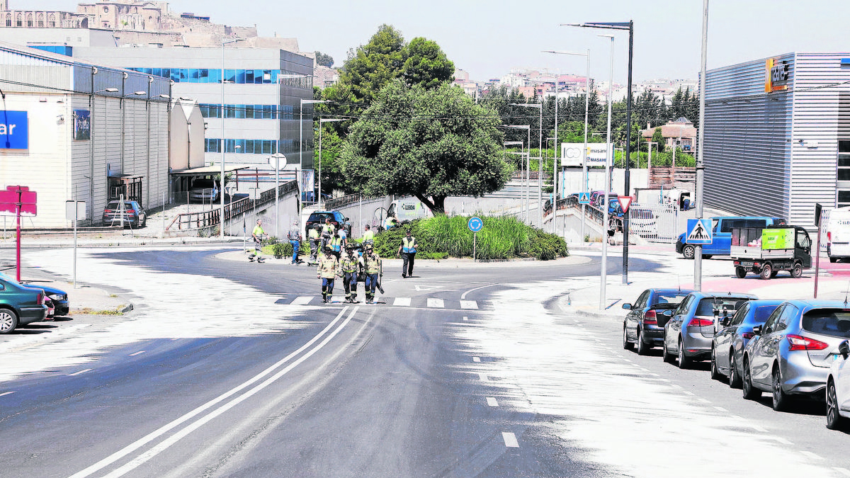 Bomberos y Ilnet limpiaron la calzada mientras que la Urbana reguló el tráfico. - AMADO FORROLLA