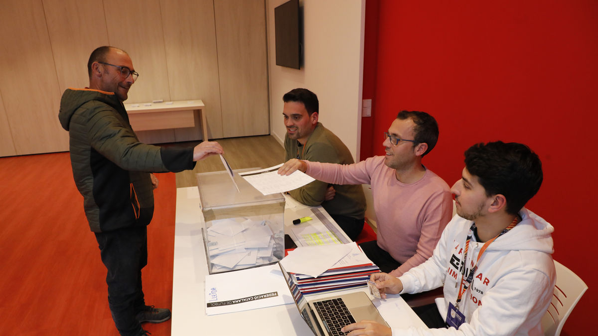 Ramon Castellarnau, en el centro presidiendo la mesa electoral, durante las elecciones de 2023. - AMADO FORROLLA