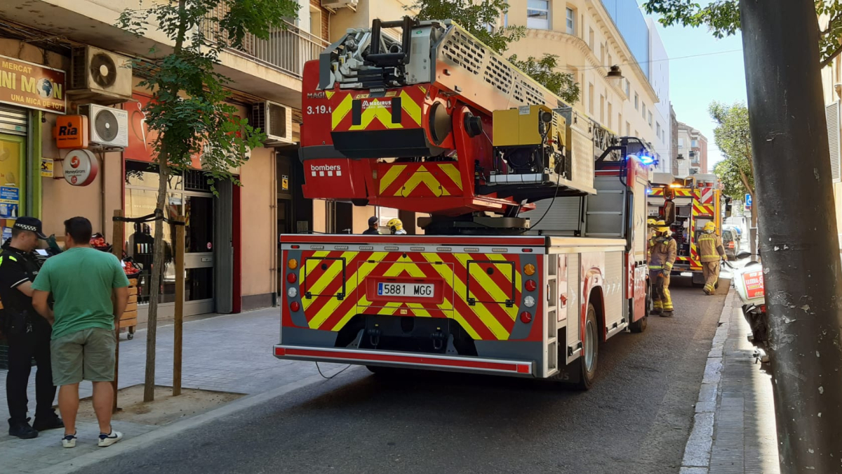 Presencia de los bomberos en la calle Bisbe Messeguer.