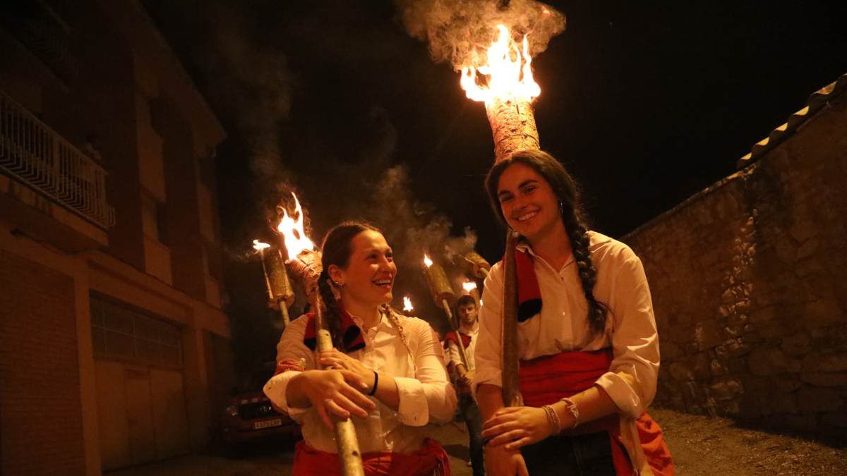 Dos mujeres 'fallaires' en La Pobla de Segur.
