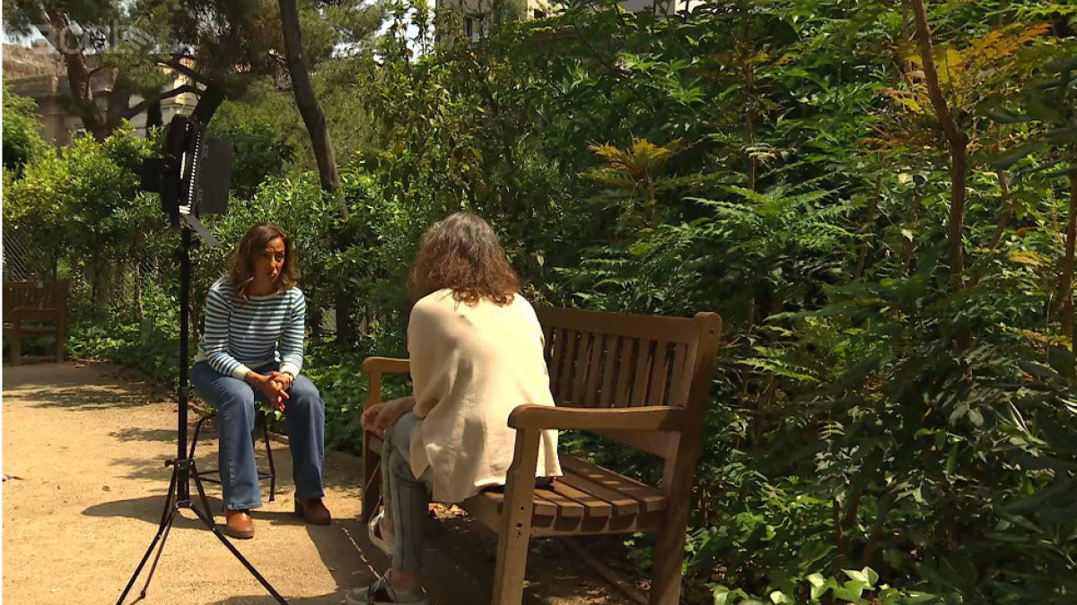 La periodista de TV3 Begoña Grigelmo entrevista Teia, que ha denunciat Lluís Tó per abusos. - 3CAT