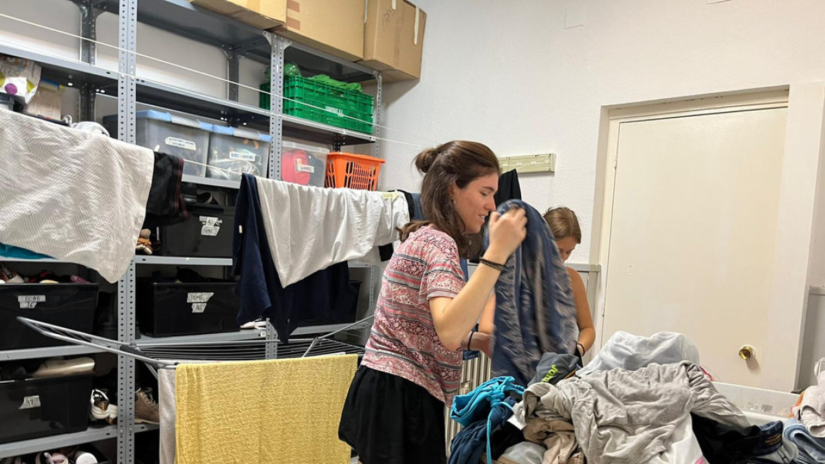 El servei de bugaderia, armari de la roba i consigna d’Arrels Sant Ignasi. - ARRELS SANT IGNASI