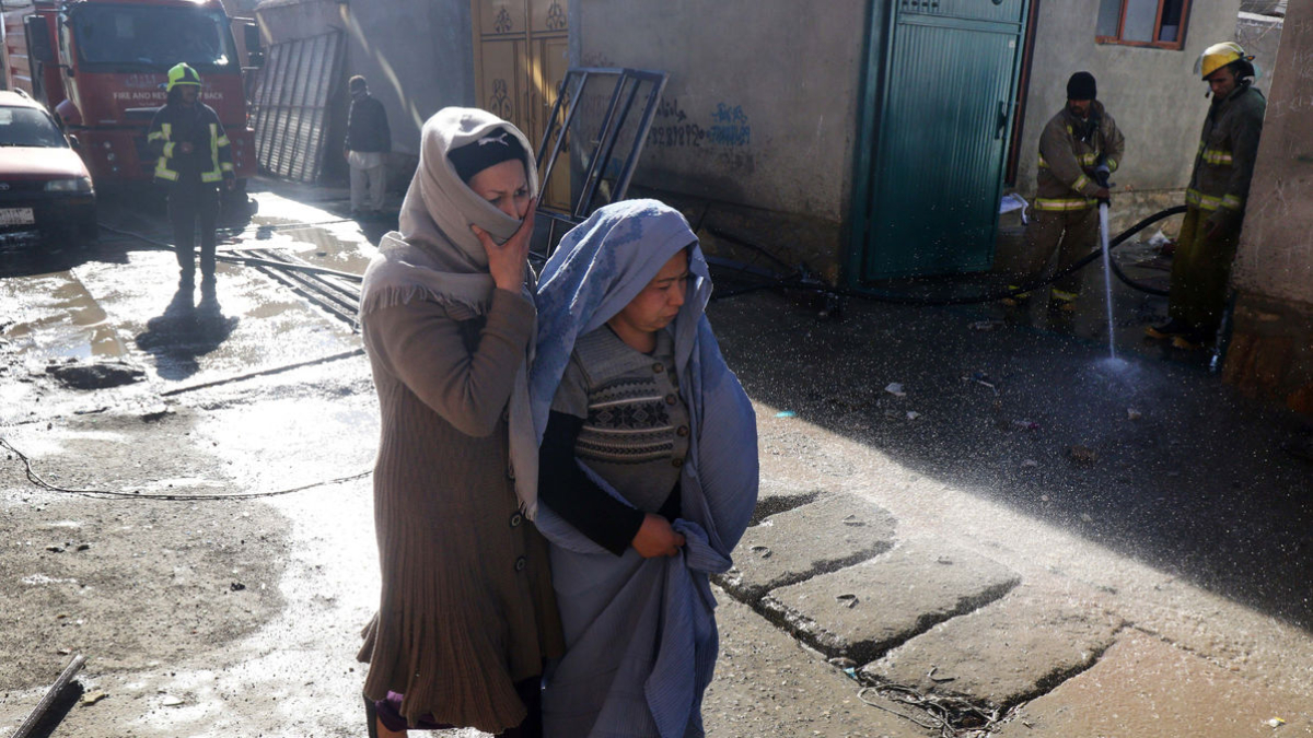 Dos dones afganeses caminen per Kabul. - EFE/ HEDAYATULLAH AMID