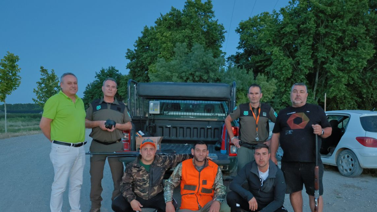 Cazadores, Agents Rurals y el alcalde, Jordi Calvís, en la zona del Salt del Duran. - J.GÓMEZ