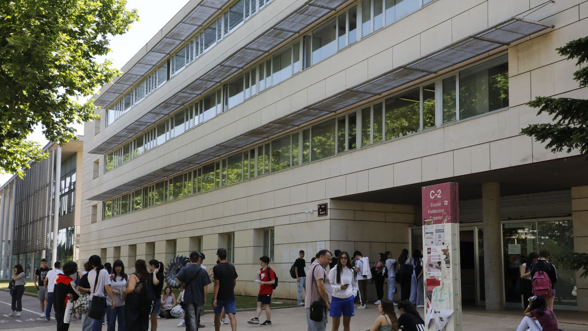 Alumnes esperant per començar la selectivitat. - AMADO FORROLLA