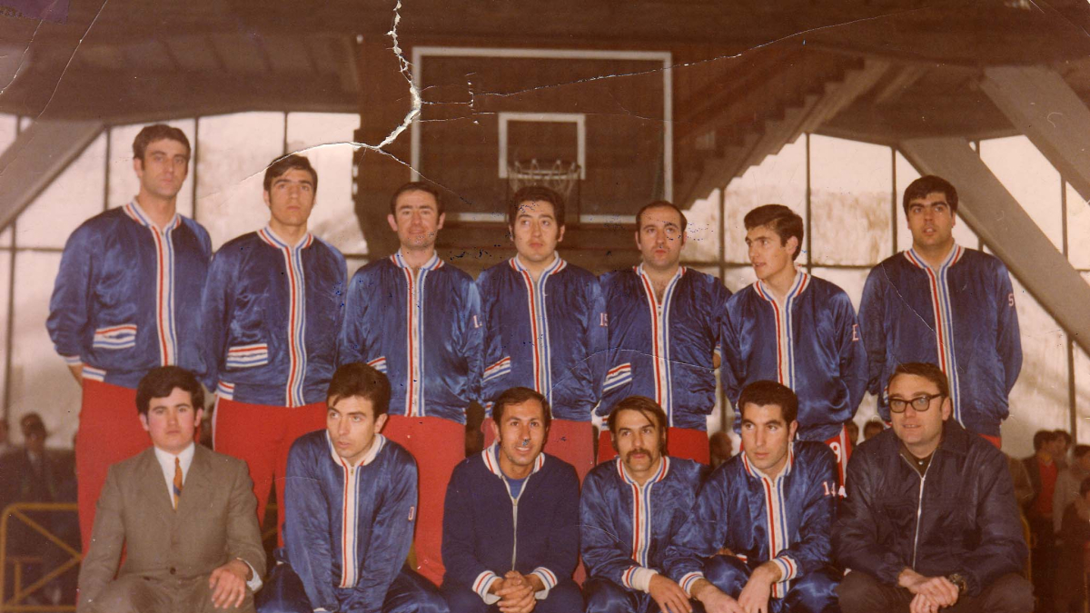 Una formació d’Antorcha abans d’un derbi contra el Sícoris als 70. El xandall d’ADA, amb clares influències de l’NBA.