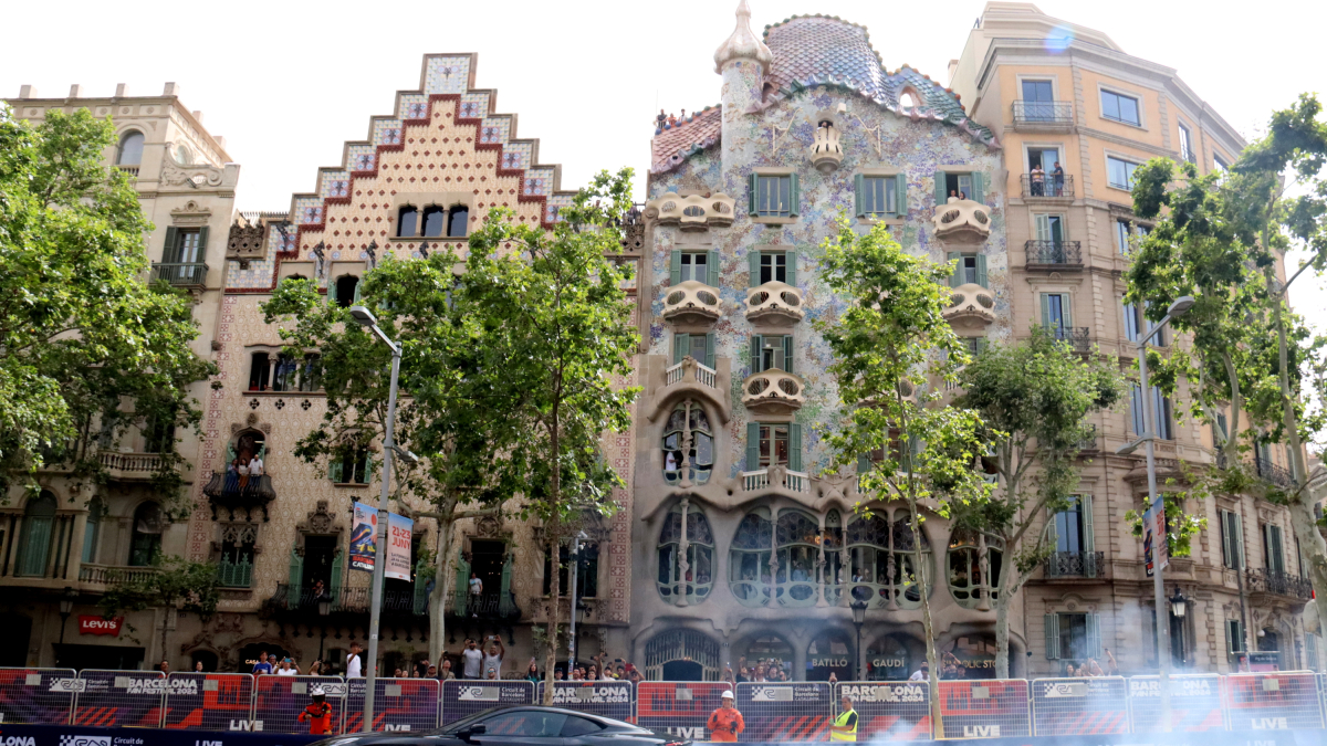 Uno de los vehículos Aston Martin conducido por el expiloto catalán Pedro de la Rosa en el Road Show de la Formula 1 frente a la Casa Batlló del Passeig de Gràcia.