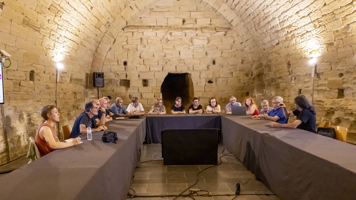 Una quinzena de persones es van reunir ahir a la Casa de la Volta del Turó de la Seu Vella. - JORDI ECHEVARRIA