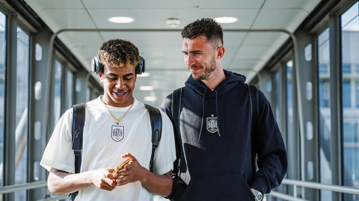 Lamine Yamal i Laporte, durant el vol d’ahir fins a Gelsenkirchen, escenari del partit d’avui. - RFEF