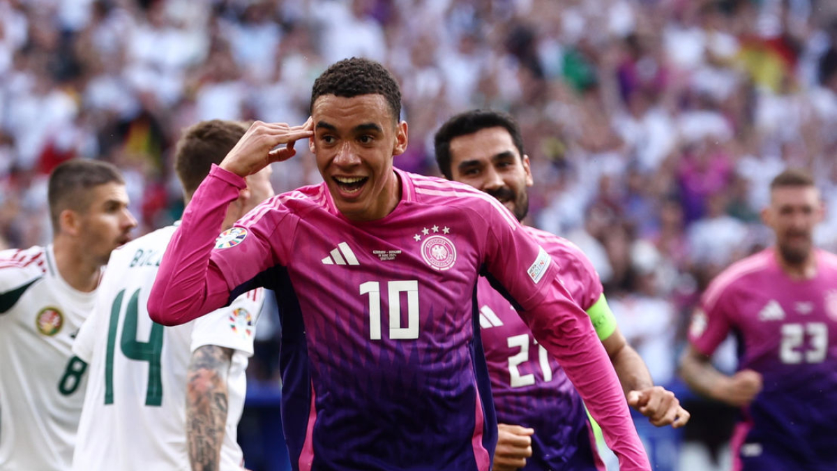 Jamal Musiala celebra el primer tanto con Gündogan, autor del segundo, a su espalda. - EFE