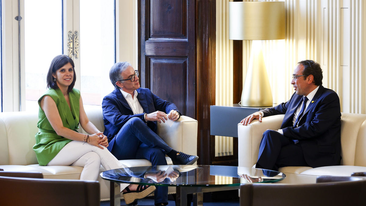 La leridana Marta Vilalta y el presidente de ERC en el Parlament, Josep Maria Jové, ayer con Josep Rull. - EUROPA PRESS