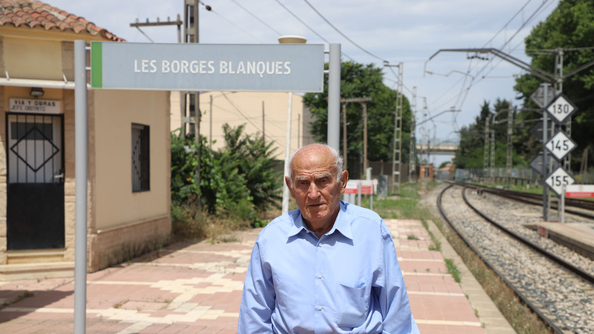 Josep Mária Álvarez, de 93 años, en la estación de Les Borges. - ARXIU J.M. ÁLVAREZ