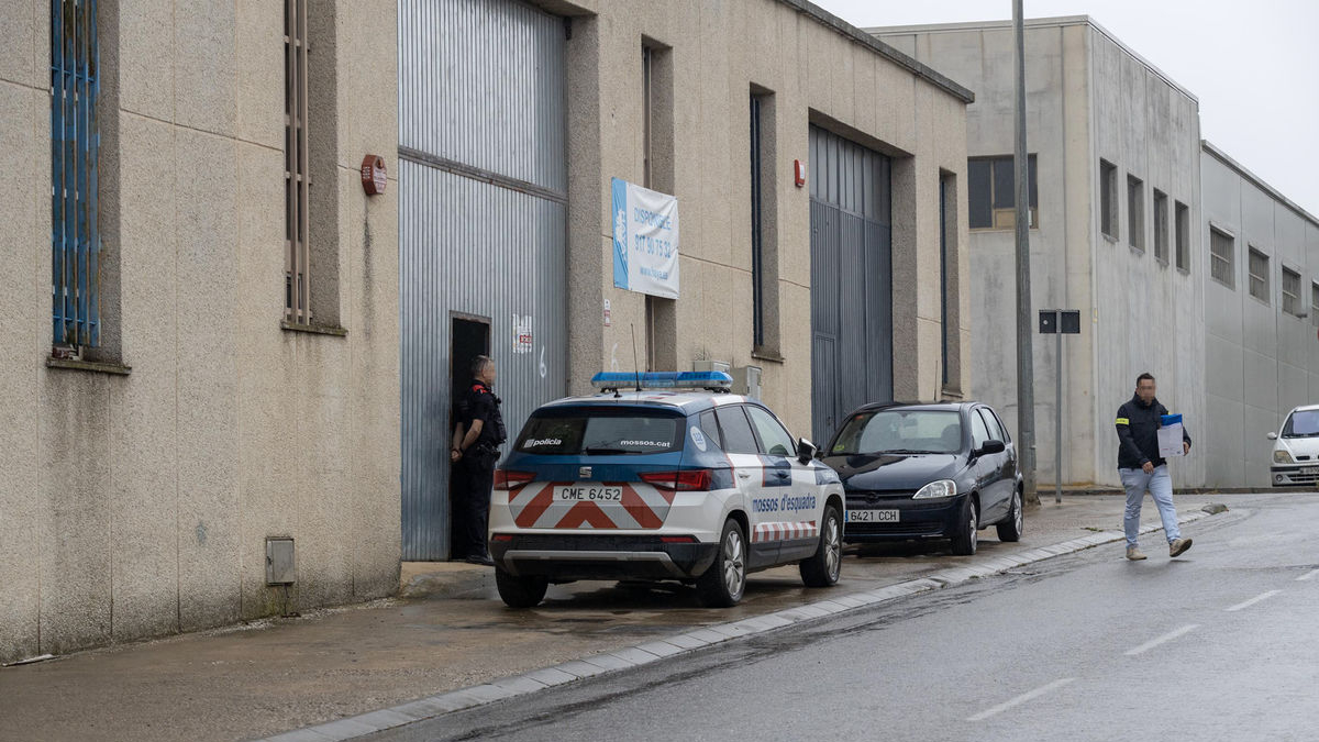 Los Mossos durante el registro el pasado 11 de junio en Tàrrega. - X. SANTESMASSES