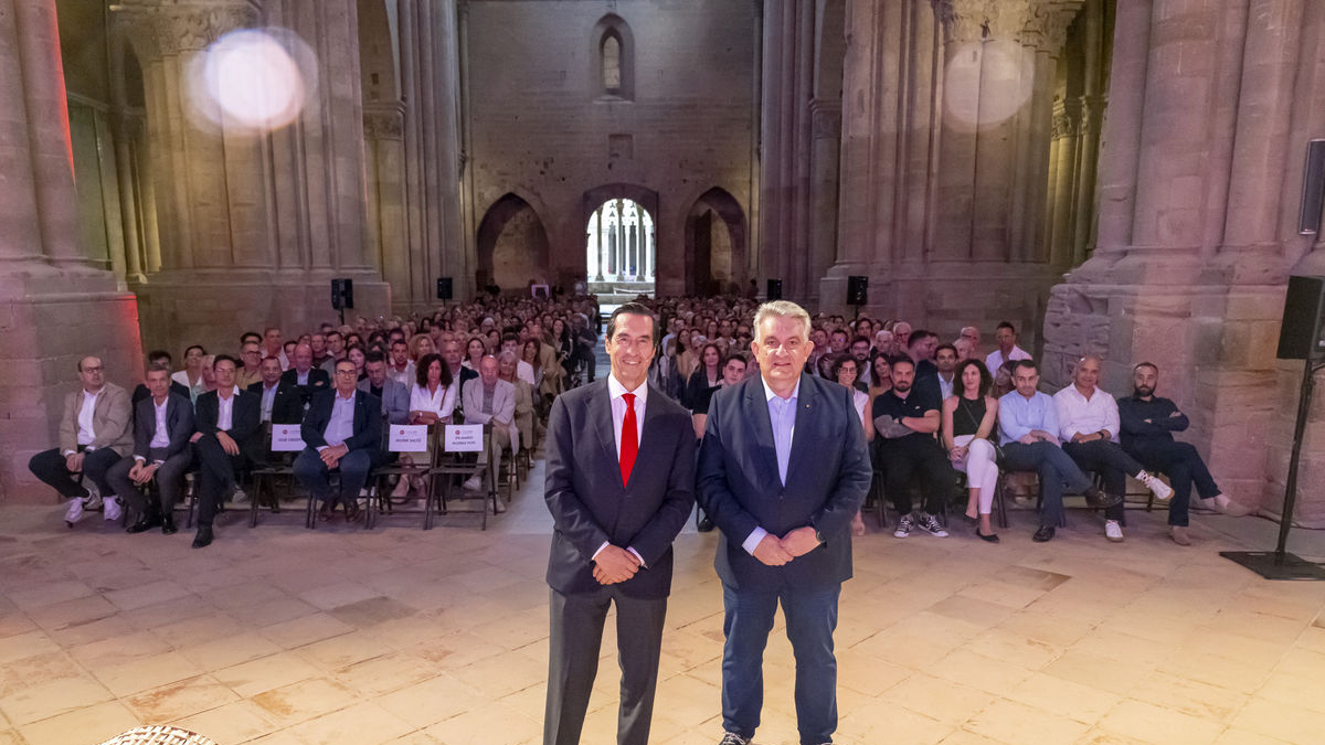 Mario Alonso Puig, amb el president de la Cambra de Comerç, Jaume Saltó, abans de la conferència a la Seu Vella davant de 440 empresaris. - JORDI ECHEVARRIA