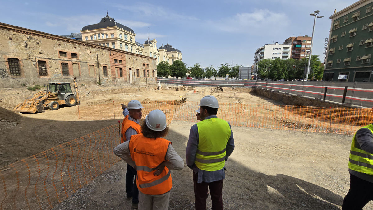 La consellera de Territorio, de espaldas, mira los terrenos en los que se edificará la nueva estación de autobuses, junto a la de trenes. - LAIA PEDRÓS