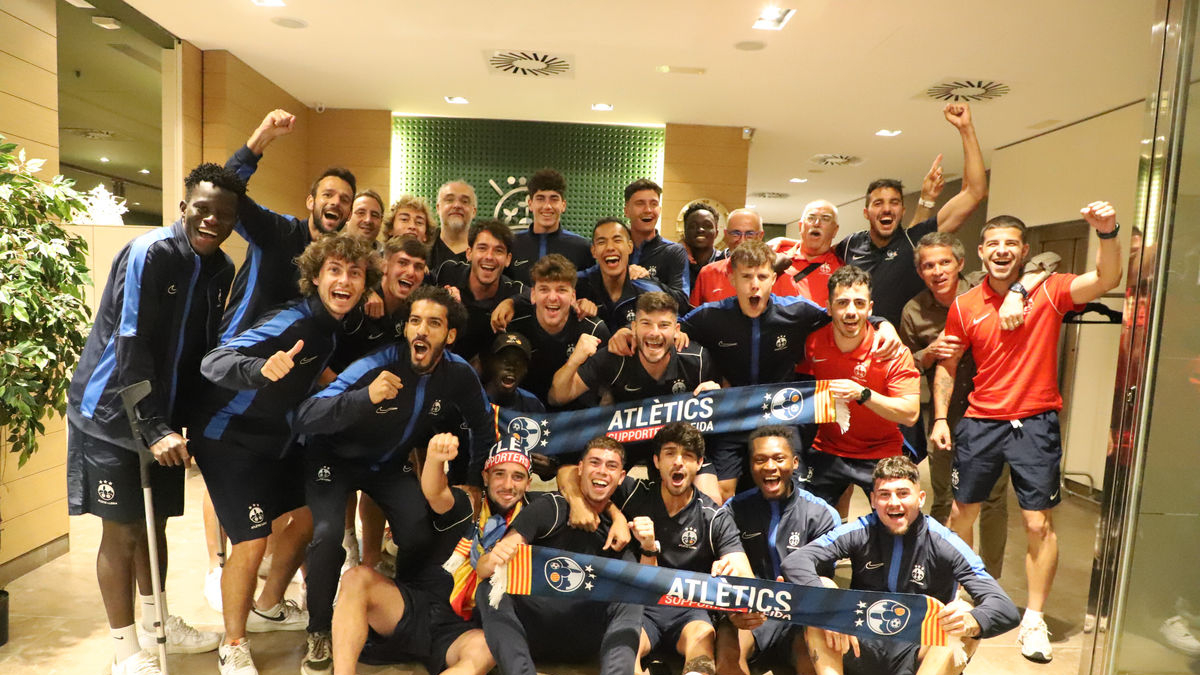 La plantilla de l’Atlètic Lleida, dissabte passat abans de la festa de celebració de l’ascens a Tercera RFEF. - MAGDALENA ALTISENT