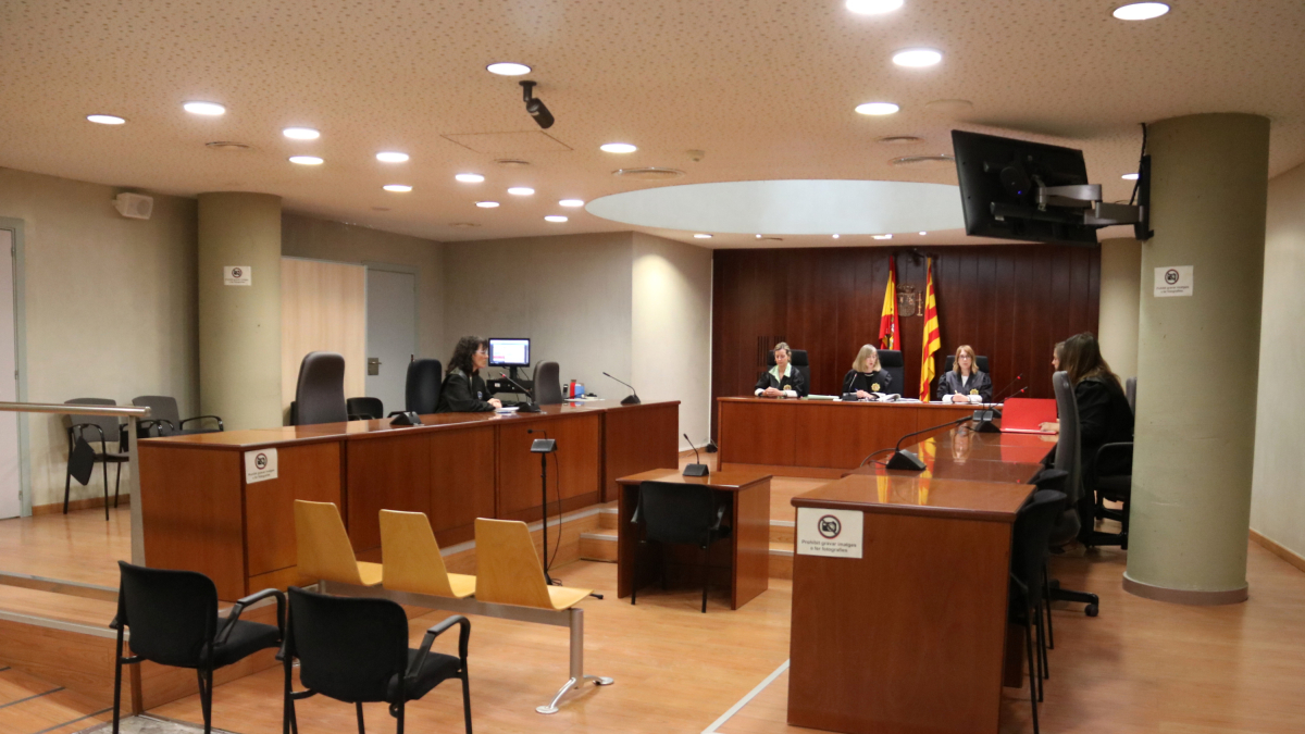 La Audiencia de Lleida, con el banquillo de los acusados vacío, este jueves.