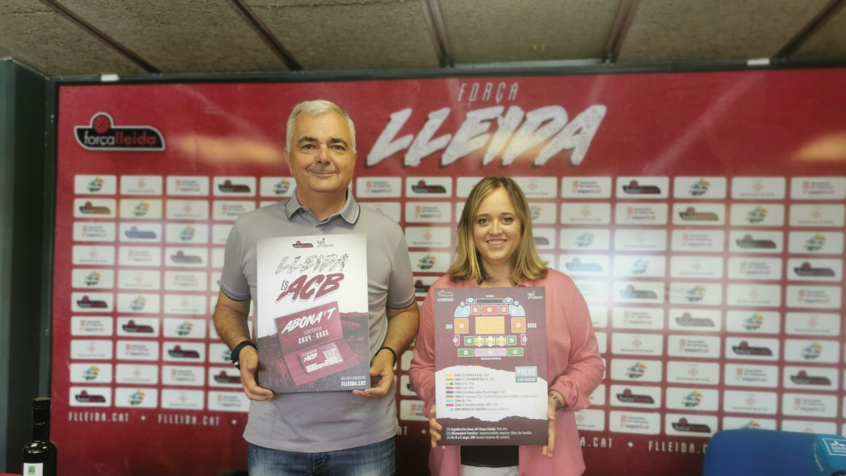 El president del club, Albert Aliaga, i la responsable de comunicació, Laura Estadella, durant la presentació.