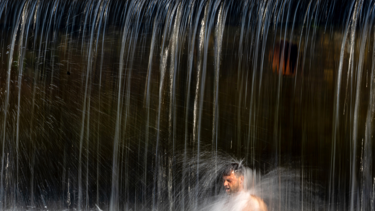 Un home es refresca a la República Txeca aquest dimecres.
