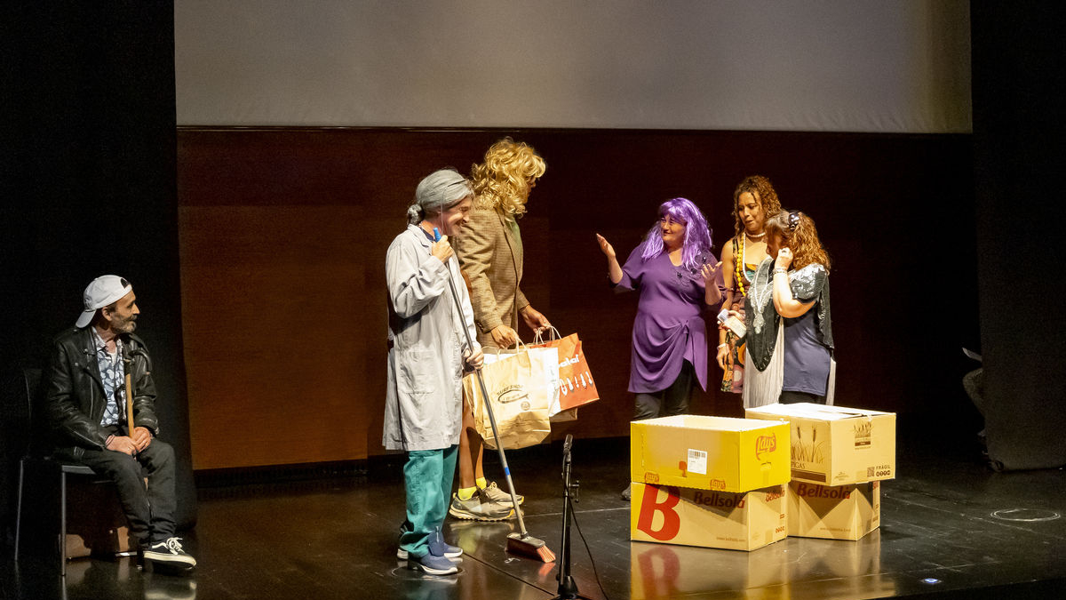 Una escena de la obra ‘El maletín’, ayer por la tarde en el CaixaForum de Lleida. - JORDI ECHEVARRIA
