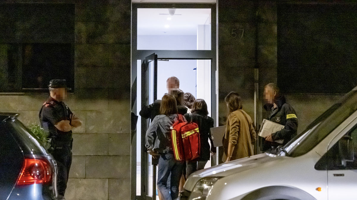 Moment de l’entrada de la comitiva judicial al bloc de pisos on es va produir el crim. - JORDI ECHEVARRIA