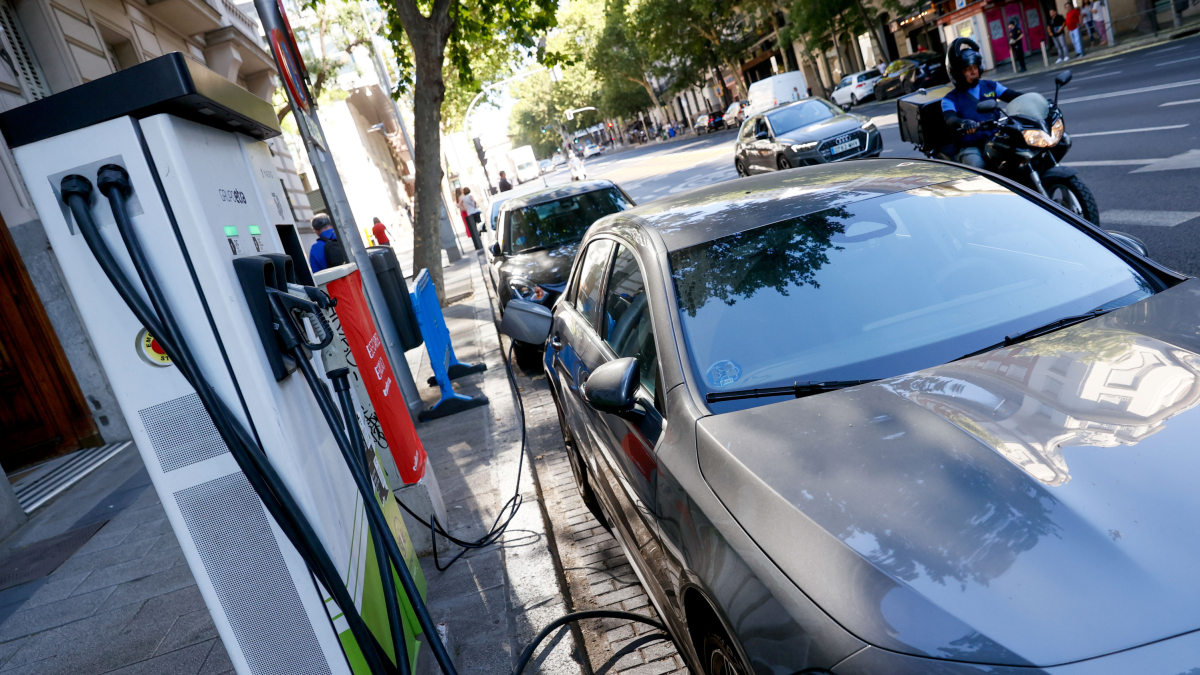 Carga de vehículos eléctricos en una céntrica calle de Madrid