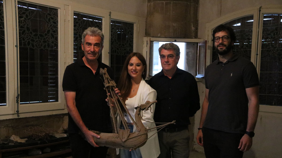 La directora de Casa Navàs, amb arquitectes de la reconstrucció. - ACN / ARIADNA ESCODA