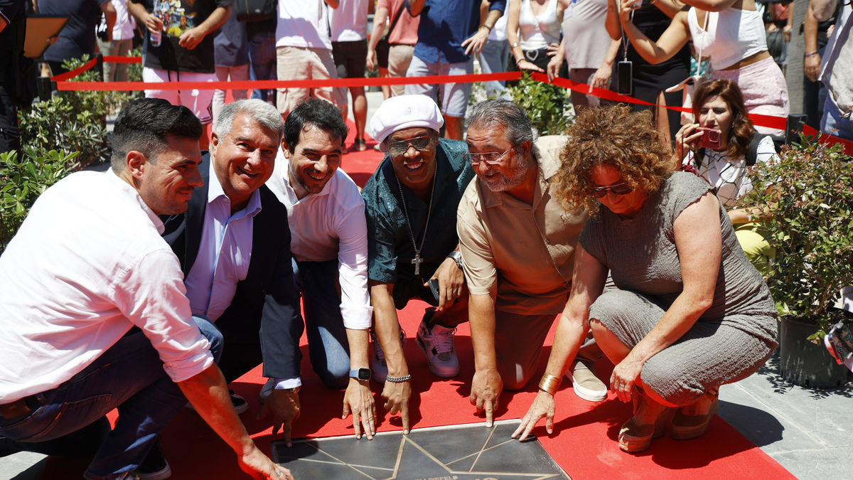 Ronaldinho, ahir a Castelldefels davant de l’estrella amb el seu nom.