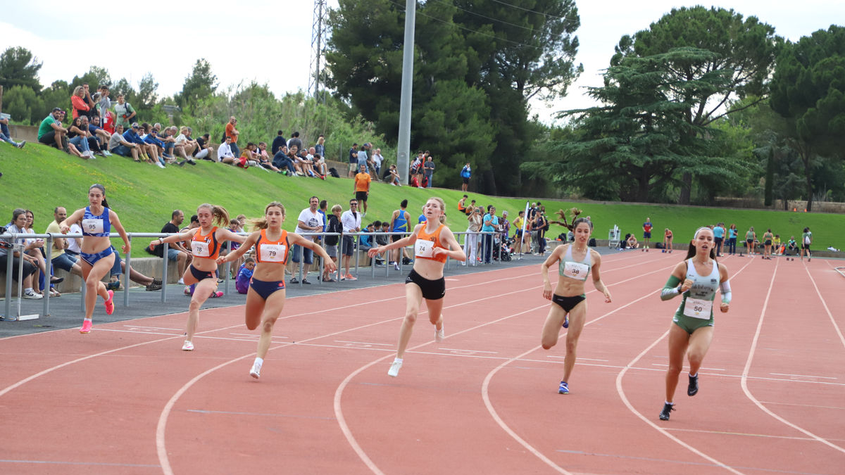 Una de les proves que es van disputar ahir en el Míting que va organitzar el Lleida UA. - MAGDALENA ALTISENT