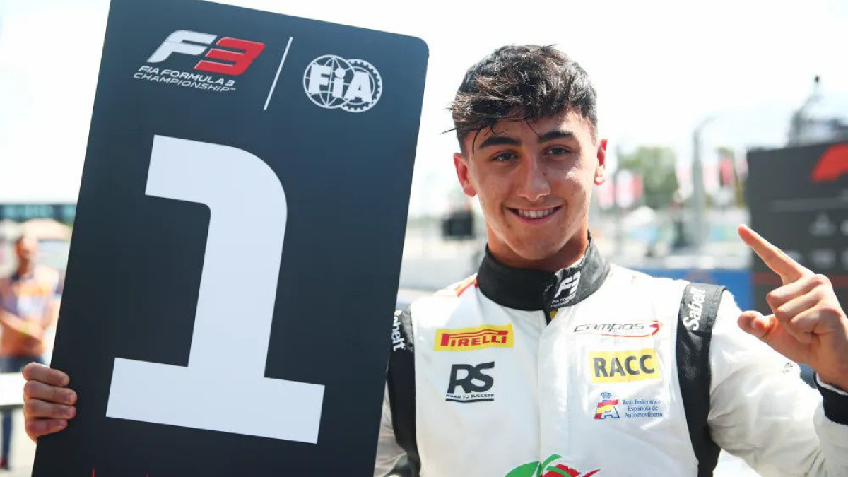 Mari Boya mostra la seua alegria amb un cartell que assenyala la primera posició. - FÓRMULA 3