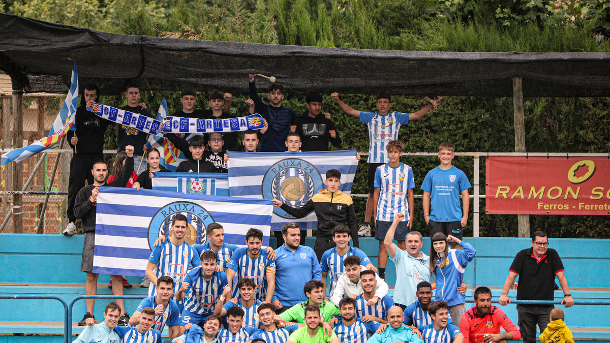 Plantilla de l’Artesa de Lleida després de l’últim partit de Lliga.