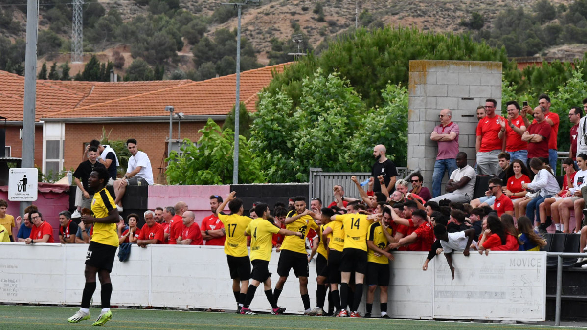 Los jugadores del Juneda celebran junto a su afición uno de los tantos del partido. - A.F