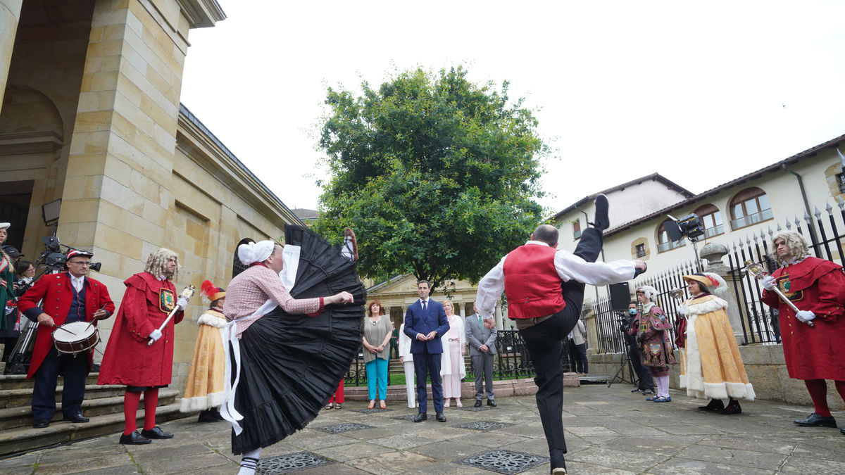 Imanol Pradales, al centre, ahir durant la jura del nou càrrec a la Casa de Juntes de Gernika. - EUROPA PRESS