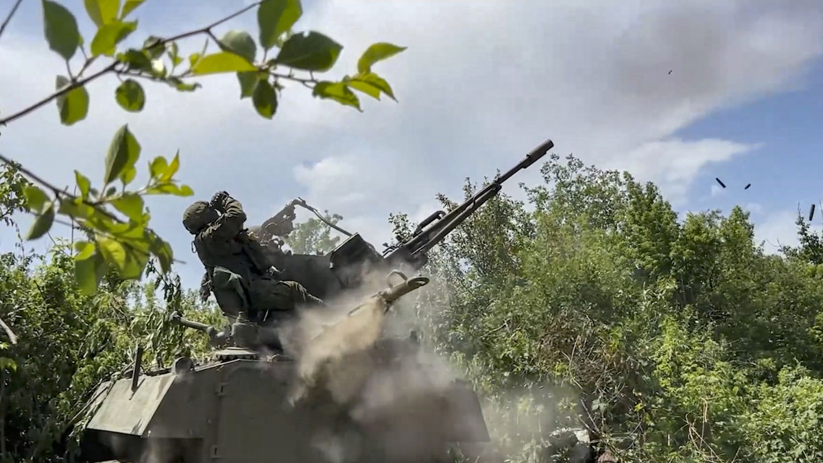 Un soldat ucraïnès dispara un canó a Donetsk. - EFE