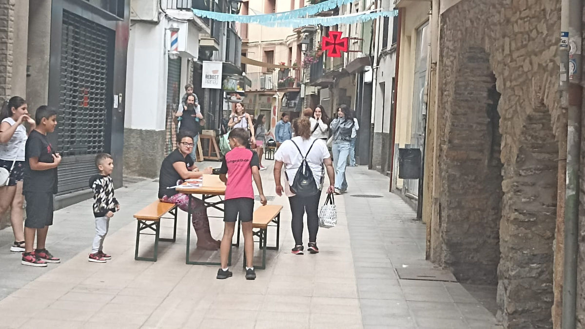 Algunes de les famílies que van participar en la iniciativa dels comerciants del carrer Major. - A.S.