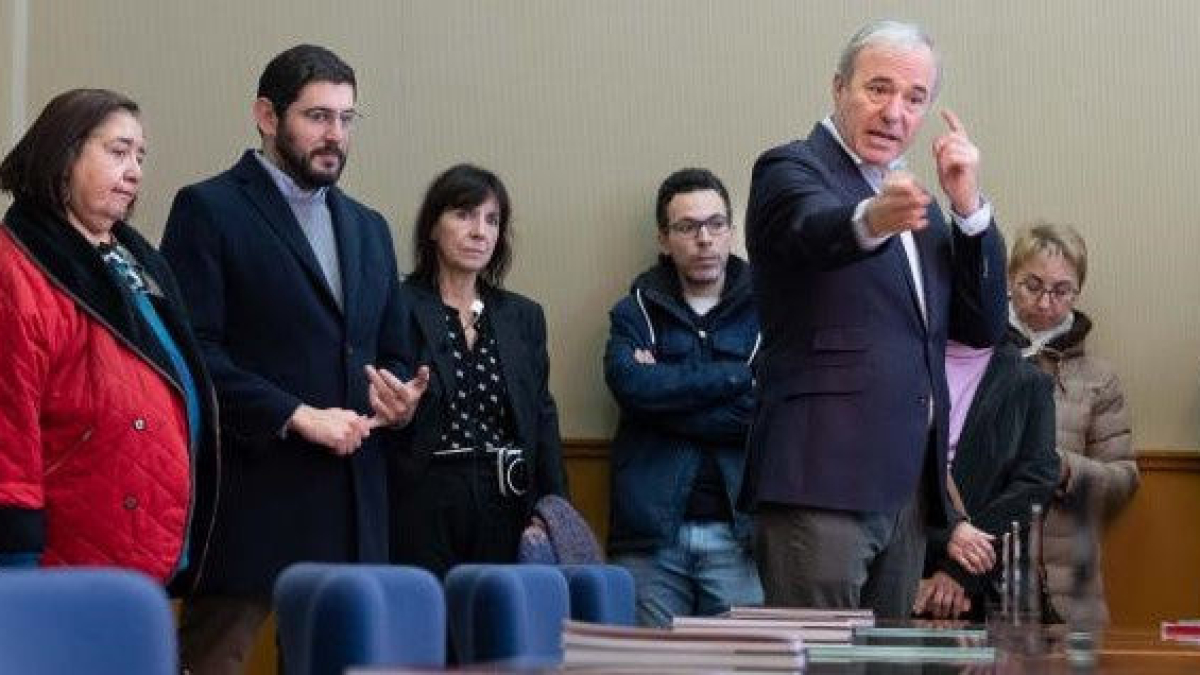 Jorge Azcón (PP) gesticula bajo la atenta mirada de su vicepresidente Alejandro Nolasco (Vox). - GOBIERNO DE ARAGÓN