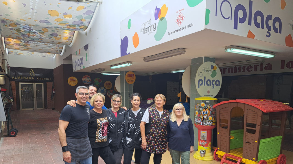 Foto de família dels comerciants de les sis parades que encara queden obertes del mercat de Ronda-Fleming. - S. COSTA D.