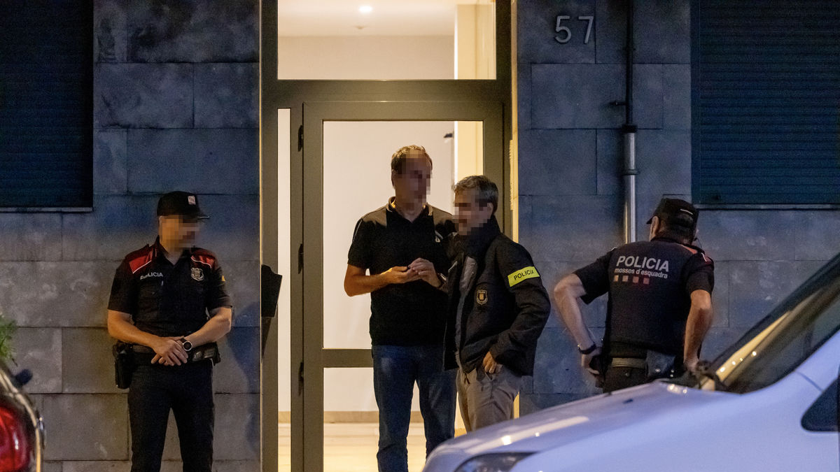 Los Mossos d’Esquadra el jueves por la noche en el bloque de pisos donde se produjo el crimen. - JORDI ECHEVARRIA