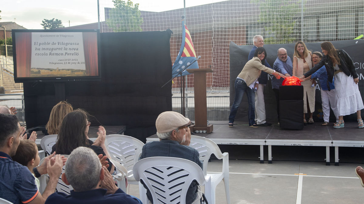Simpàtic descobriment de la placa inaugural amb les autoritats prement un botó. - LAIA PEDRÓS