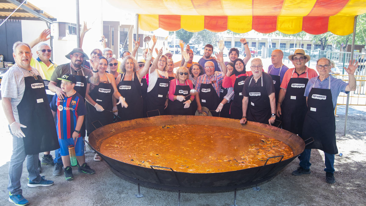 Voluntaris que ahir van cuinar més de 800 racions de paella a Agramunt. - LAIA PEDRÓS