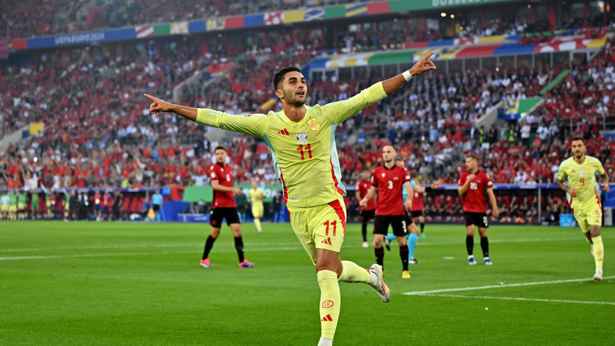 Ferran Torres celebra el seu gol, en el minut 13, que va valer la victòria espanyola per superar la fase de grups sense concedir cap punt ni encaixar gol. - EUROPA PRESS